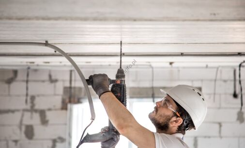 Montaż instalacji elektrycznej w peszlach i rurach – poradnik techniczny i normy