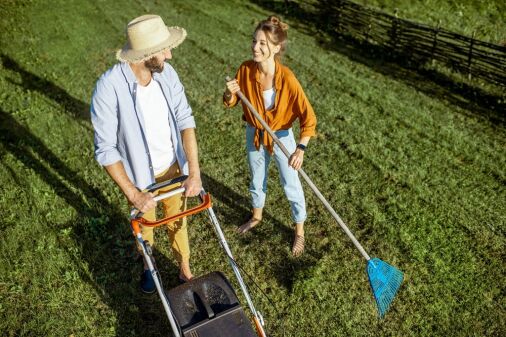 Pielęgnacja trawnika jesienią — wertykulacja, nawożenie, koszenie, przygotowanie trawnika na zimę